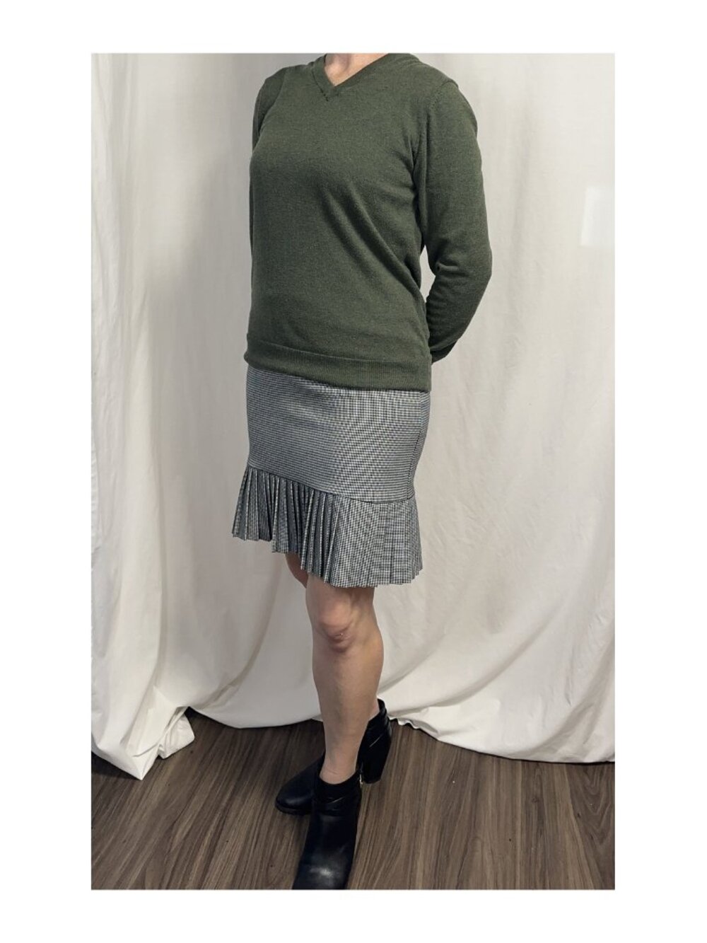 Old Navy Heather Olive Green V-Neck Sweater (Small)
